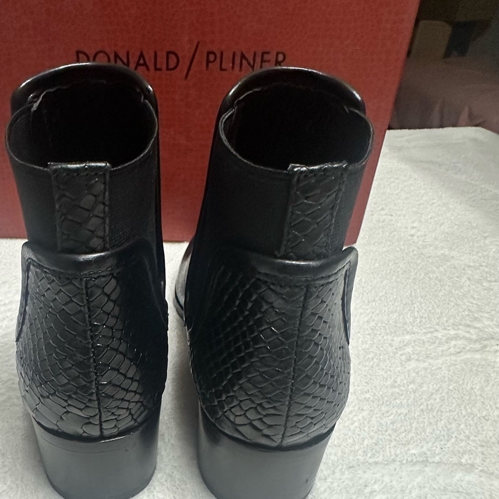 Donald J. Pliner Black Snakeskin Women’s Boots- NIB Size 6 - Picture 3 of 6